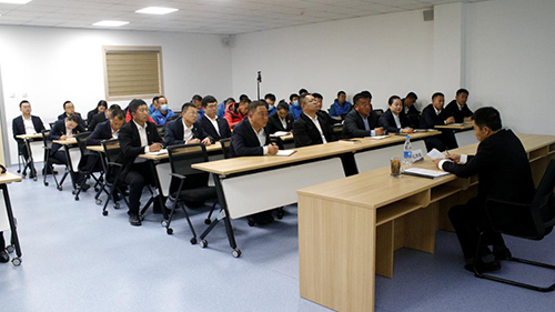 公司黨委副書記、工會主席紀(jì)景臣為景區(qū)運(yùn)營一線黨員、積極分子講黨課